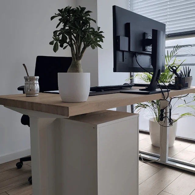 An adjustable desk and everyday work – opinion after a year of use